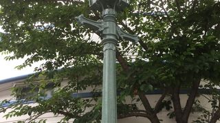 本町小学校の門の中