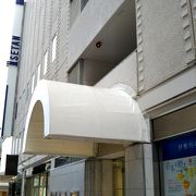 街中の百貨店。