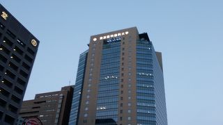 オフィスビルのような大学病院