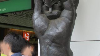 待合せ場所としては良いが像をゆっくり観れないのが残念です