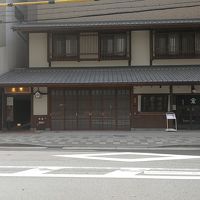 外からロビーへの通路は、伝統的な日本のスタイル