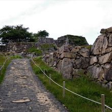 正門から見た本丸、天守台