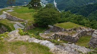 ４００年前の石垣を見て歴史を感じました。城跡はどこから見てもきれいに見えます。