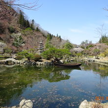 内部は回廊式の庭園になっています。