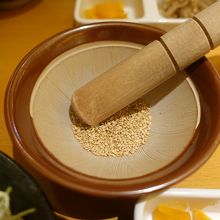 胡麻を擦ってソースを入れる。