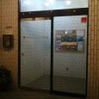 エレベータで上にゆくとフロント