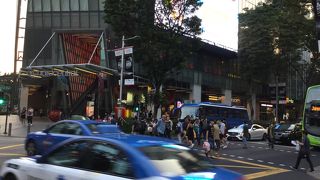 オーチャードロードは広く車がものすごく多い