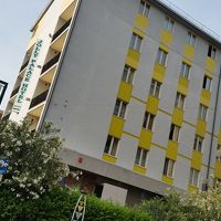 下から見上げる