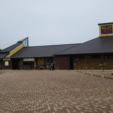道の駅側から見た建物。