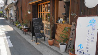 懐かしい町家が並ぶ