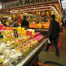 見た目に惑わされ買いたくなりますが、イチゴは甘くありません。