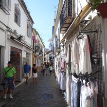 お土産物店やレストランが並んでいます