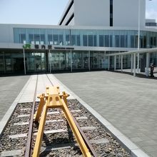 駅前の線路のモニュメント