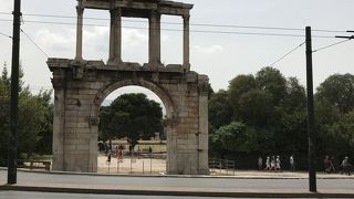 門越しにアクロポリスが見える