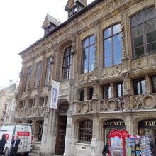 大聖堂の正面に建っています