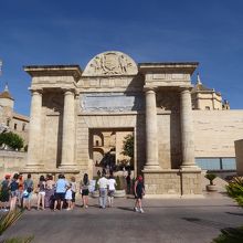 ローマ橋側から見たブエンテ門