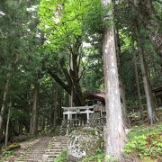 日本武尊の腰掛石が残る神坂神社