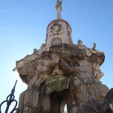 下部の彫像が印象的なサンラファエル勝利の像