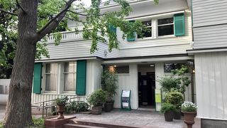 元町公園内にある白い壁と緑の窓枠が印象的なエリスマン邸