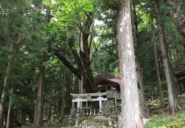 日本武尊の腰掛石が残る神坂神社