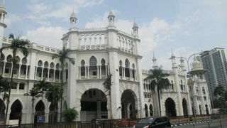 真っ白洋風の駅がすてきです