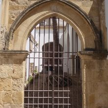 礼拝堂の入り口は、残念ながら閉まっていました