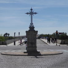 橋の手前に十字架がありました