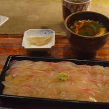 鯛の刺身、下にはご飯です