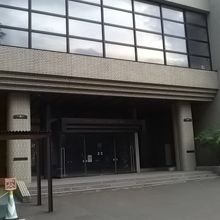 学術交流会館の外観