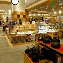 改装後、広く明るくなってお店も増えたフェザンのお土産コーナー