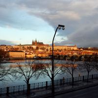 お部屋の窓からの風景：朝日を浴びるプラハ城