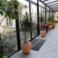 客室からロビーへ向かう途中は中庭があったりインテリアも良し。