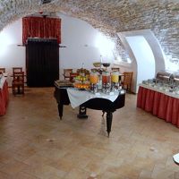 地下のBGMがかかっていた朝食会場。右手奥にもお部屋あり。