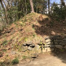 本丸跡の土塁跡