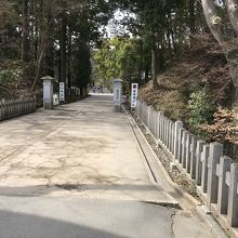 大手口は駐車場への車道