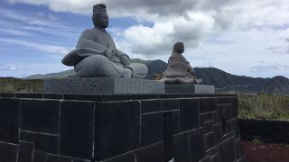 八丈富士を後ろに海に顔を向けた像です