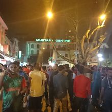 お店の前の道路は大混雑