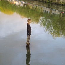 運河に立つ人形