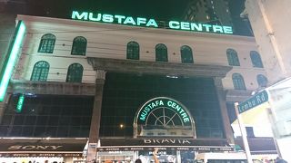 店内も店外も大混雑