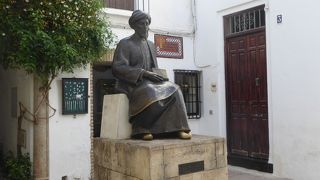 コルドバ出身の偉人、マイモニデス像