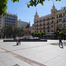 噴水と騎馬像のある広い広場です