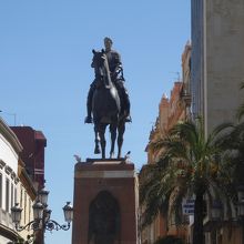 広場中央にある騎馬像