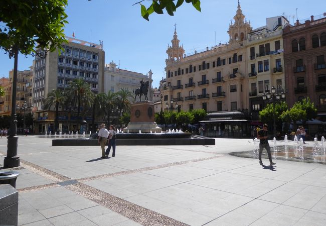 噴水や騎馬像がある広場、テンディーリャス広場