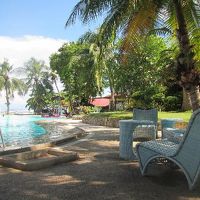 南国の陽ざしが降り注ぐプールサイドは気持ちいいです