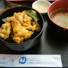 キタムラサキウニのうに丼