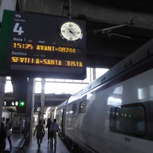 コルドバ駅プラットフォームに到着したAVE