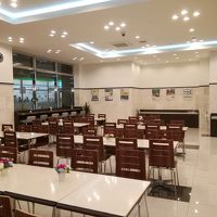 1階の広々した食事のできるフロア