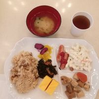 朝食は炊き込みご飯とおかずで