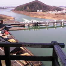 天守閣から川と「ライン大橋」を眺めてみました。