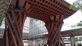 小京都にふさわしい金沢らしい奇抜だけど伝統的な建造物で、必見